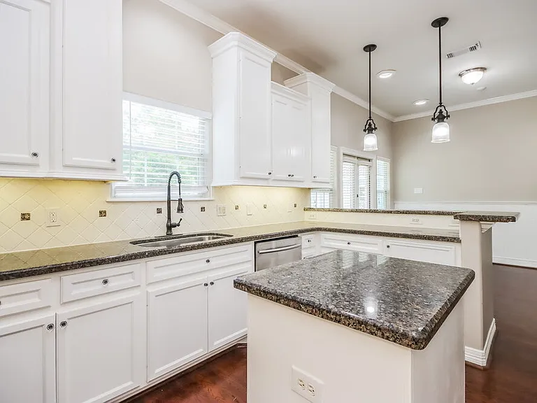 409 Robinwood Dr — Photo 8