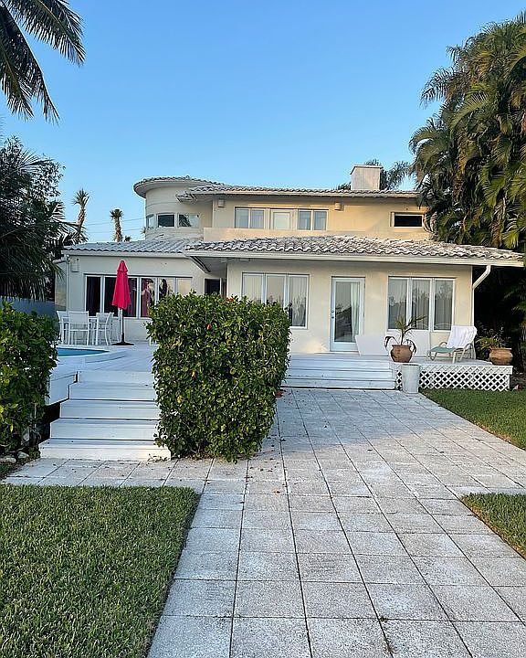 1st image of 306 S Hibiscus Dr