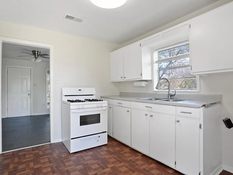 2402 Louisiana Ave — Photo 6