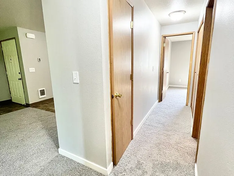 Willow Creek Apartments — Photo 21