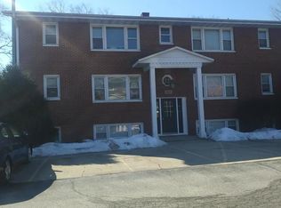 504 Basil Rd APT B, Lake Bluff, IL 60044