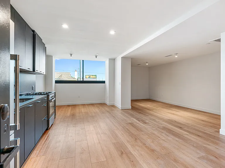 Venue Residences — Photo 54