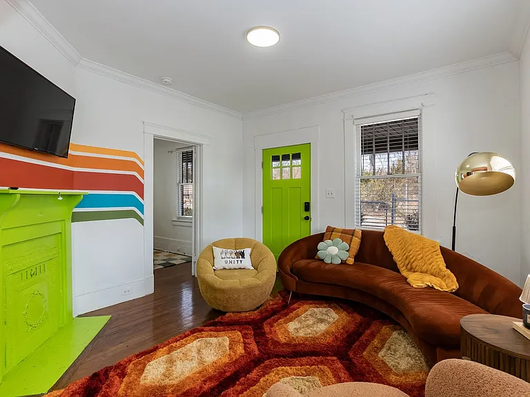 514 E Umstead St — Photo 4