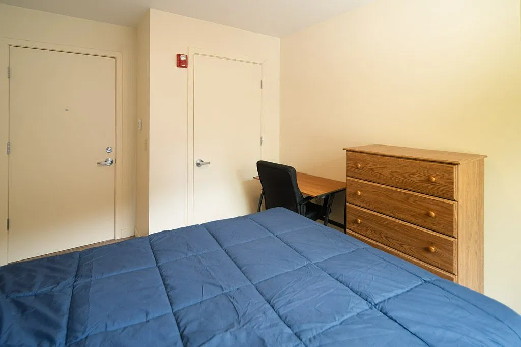 6 bed, 1500 sqft, $1,425 — Photo 2