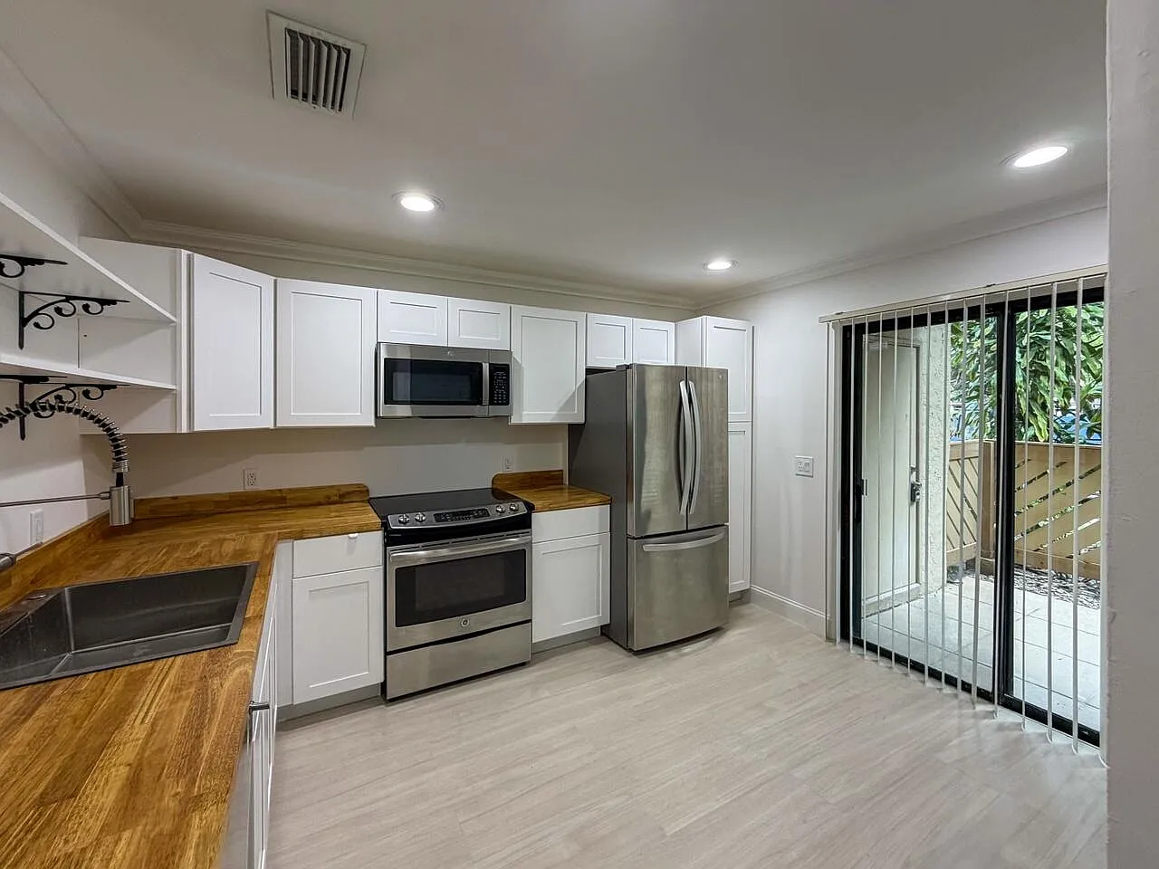 3 bed, 2.0 bath, 1300 sqft, $2,695 — Photo 2