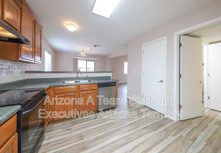 2416 W Chris Oliver Way — Photo 8