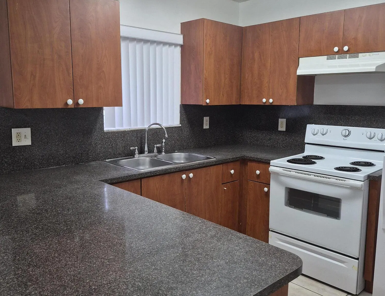 3 bed, 2.0 bath, 1358 sqft, $3,500 — Photo 3