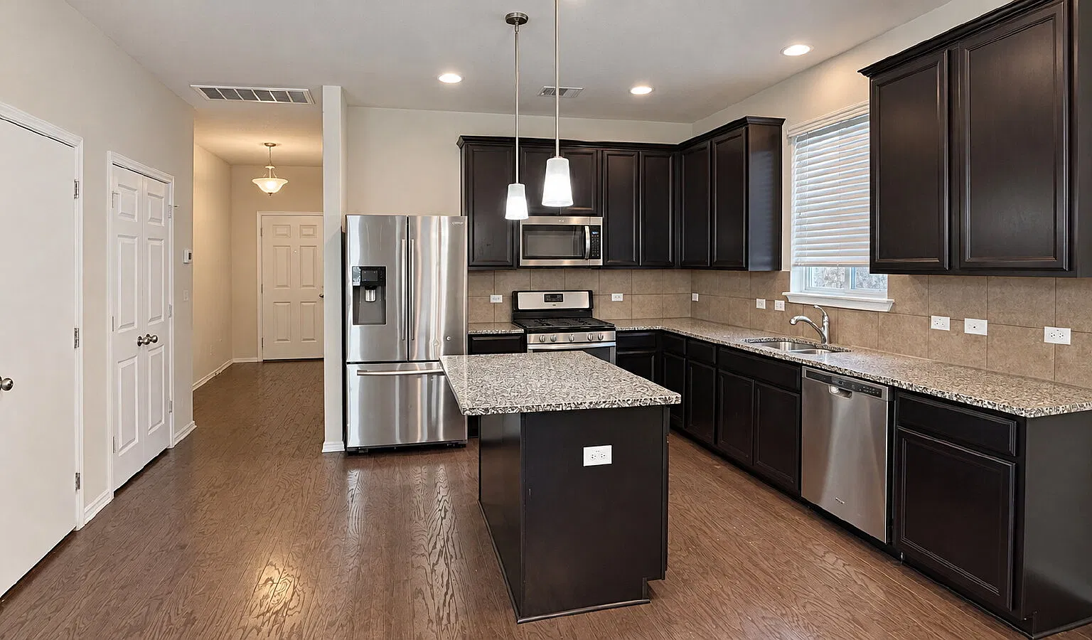 4 bed, 2.5 bath, 2612 sqft, $2,400 — Photo 2