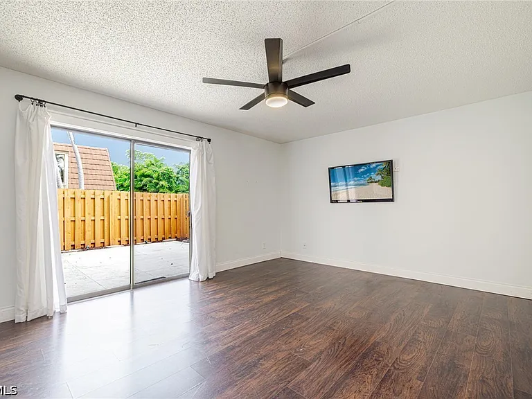 1418 Park Shore Cir #3 — Photo 7