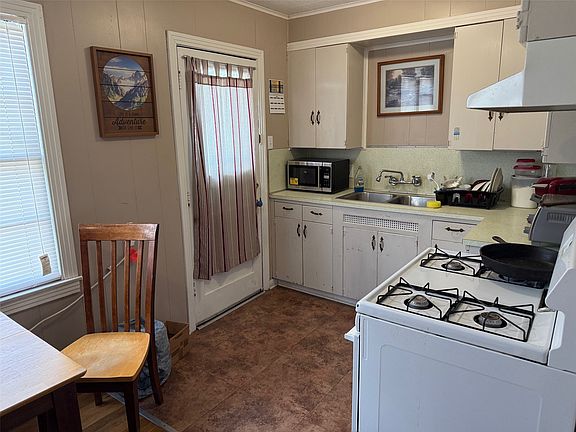 3rd image of 1716 Sheppard St