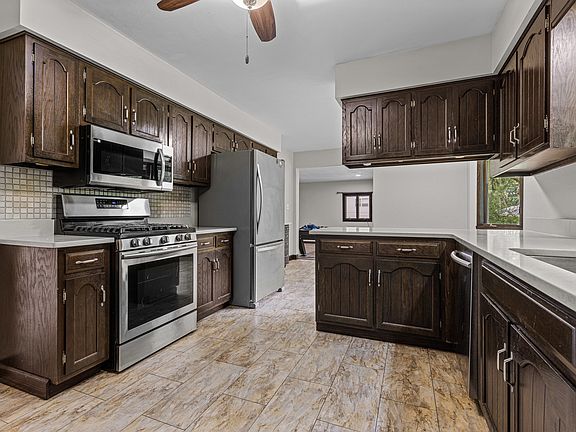 3rd image of 1114 Tulip Ln