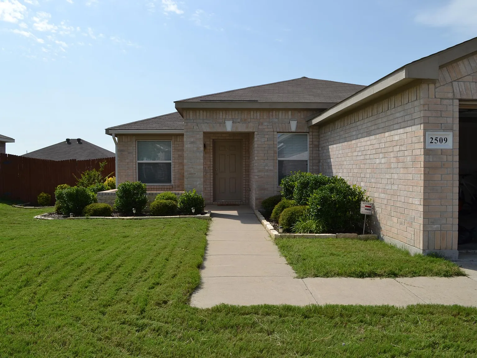 3 bed, 1434 sqft, $2,100 — Photo 2