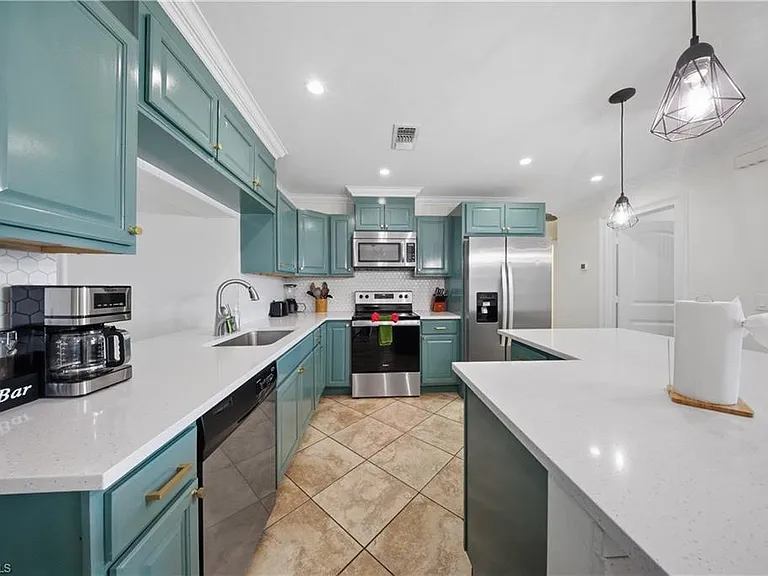 2473 Poinciana St — Photo 12