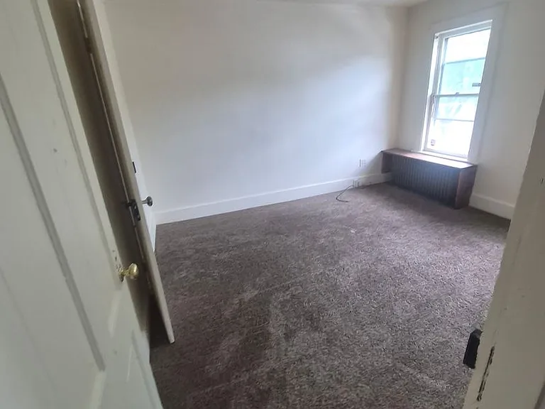 915 Sarah St — Photo 8