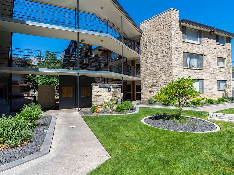Dolphin Apartments: Leasing Specials! Great location in Kennewick — Photo 26