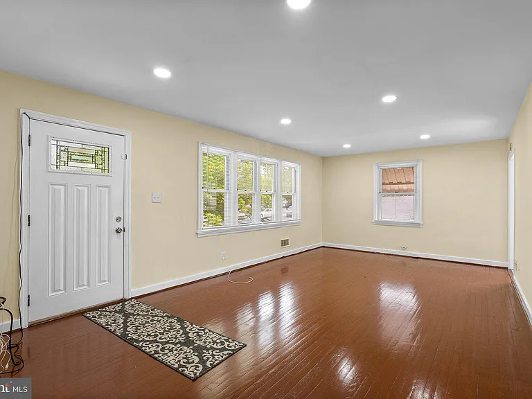 10112 Sutherland Rd — Photo 5