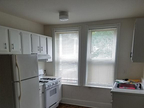 3rd image of 902 N Madison St APT 2