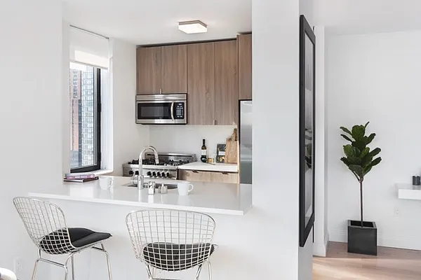 Rented by Greystar | media 7