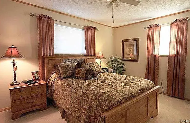105 Catalpa Dr — Photo 4