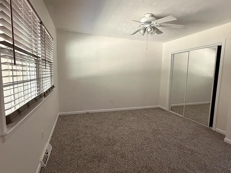 112 Longwood Ln #B — Photo 7