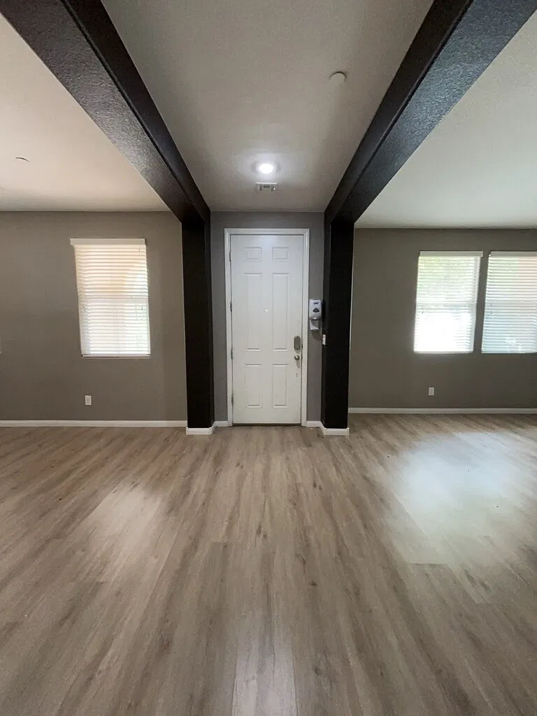 3 bed, 2.5 bath, 2306 sqft, $2,450 — Photo 3