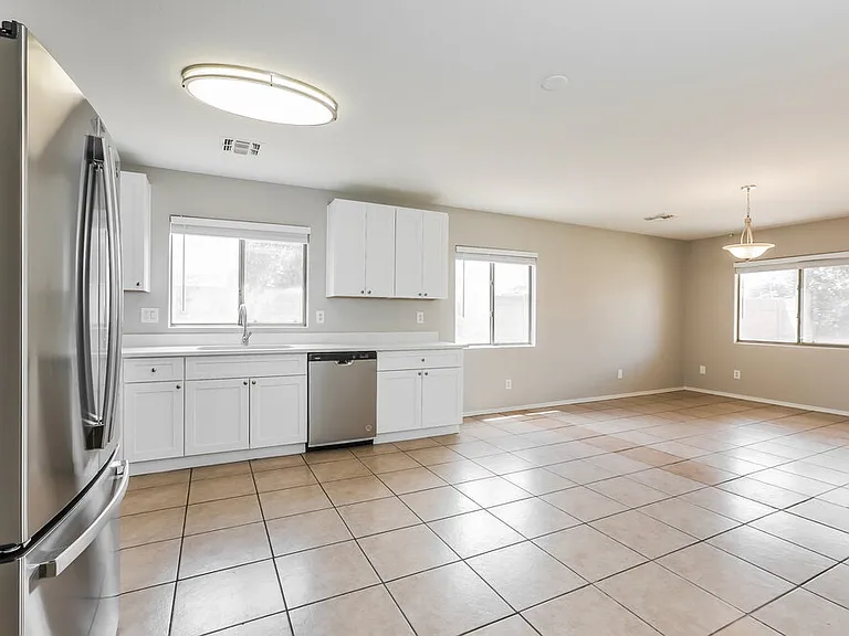 12954 W Voltaire Ave — Photo 7