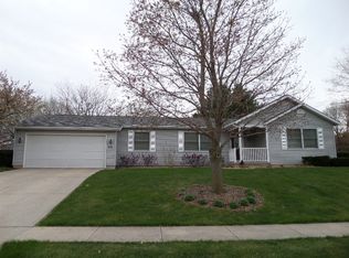 428 Fieldstone Ln, Dixon, IL 61021