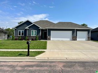 1405 Jack Nicklaus Dr, Elk Point, SD 57025