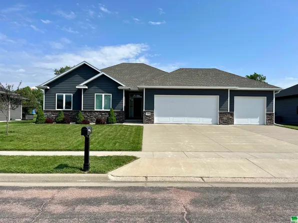 1405 Jack Nicklaus Dr, Elk Point, SD 57025