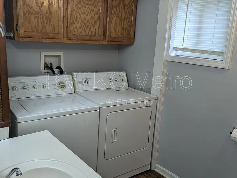 724 S Grand Ave — Photo 7