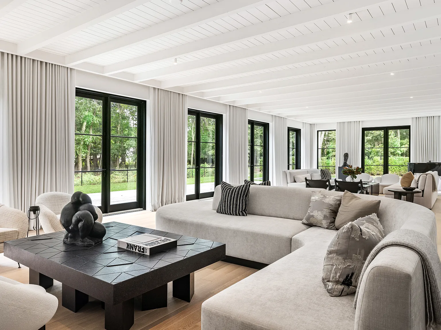 Exclusive Designer Retreat in Water Mill — Photo 3