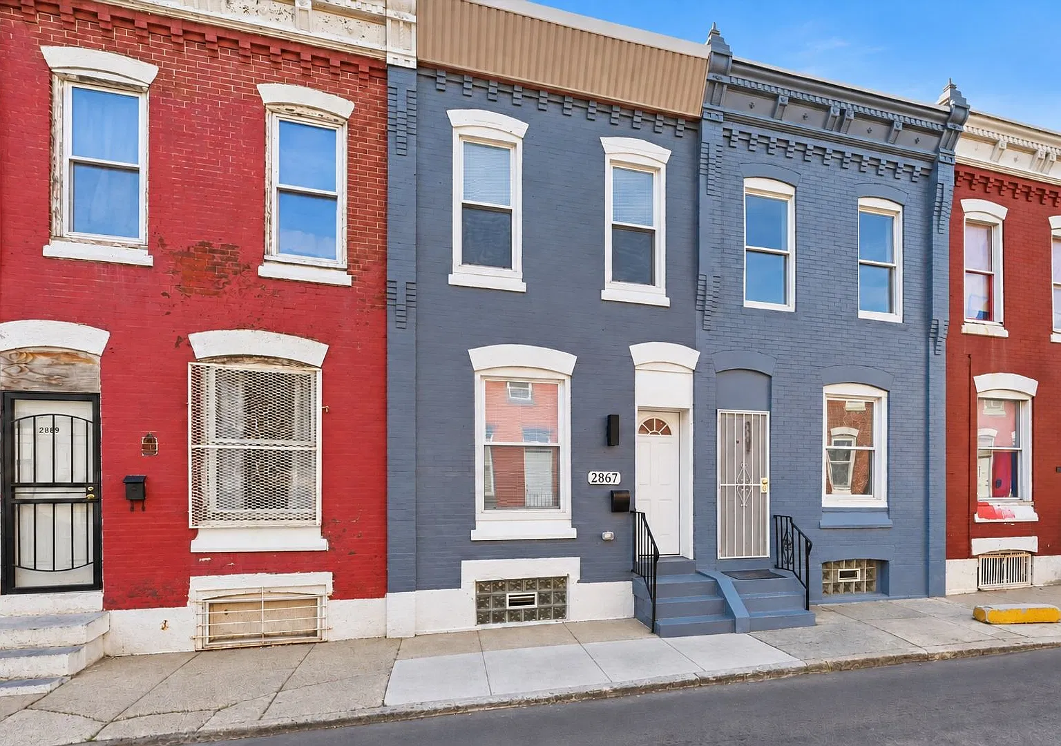 One Month Rent Free! Renovated 2 Bedroom, 3 Bathroom House in Kensington! — Photo 1