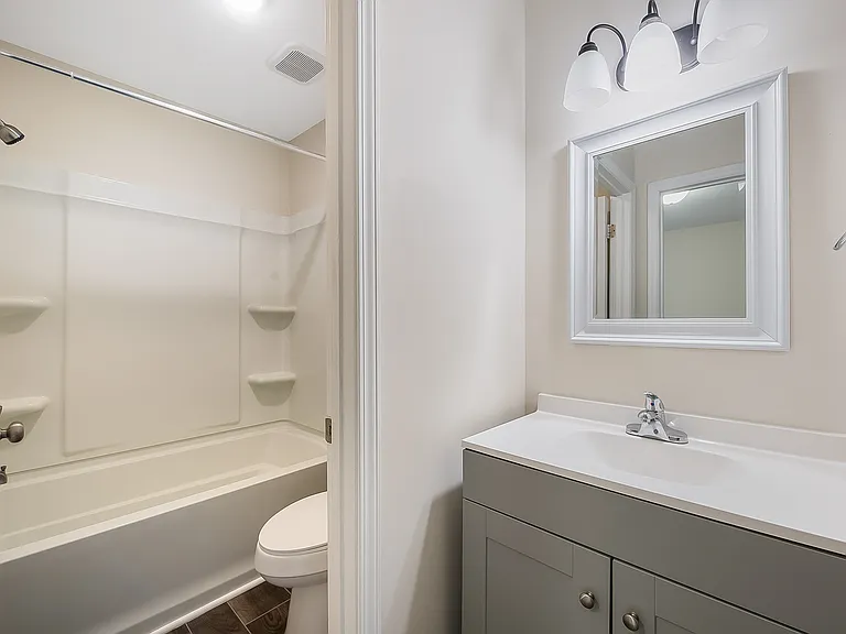 Shared Bathroom Upstairs