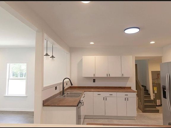 4th image of 132 Anderson Avenue N