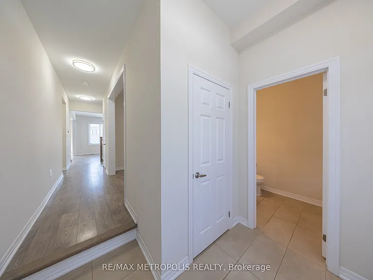 39 Northrop Ave — Photo 3