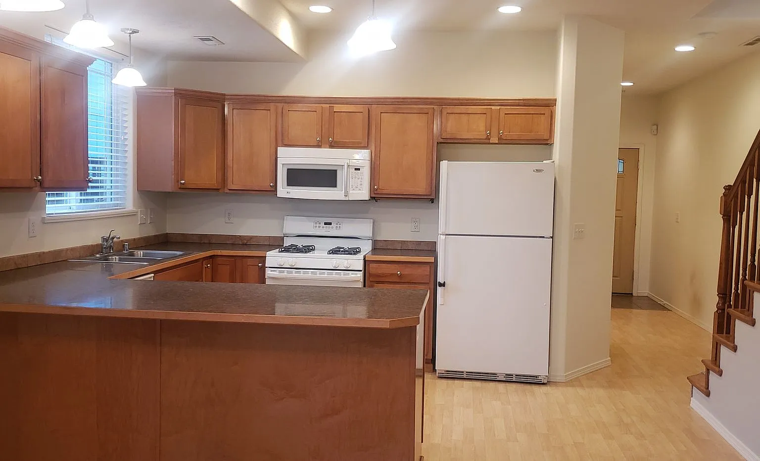 South Hill charmer! 2 bedrooms 2.5 bath townhouse Available October 10th!! — Photo 4