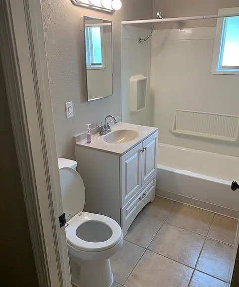 1725 Anderson St — Photo 9