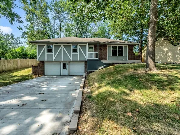 1300 NE Browning Ln, Lees Summit, MO 64086