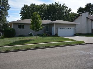209 E Edmonton Dr, Bismarck, ND 58503