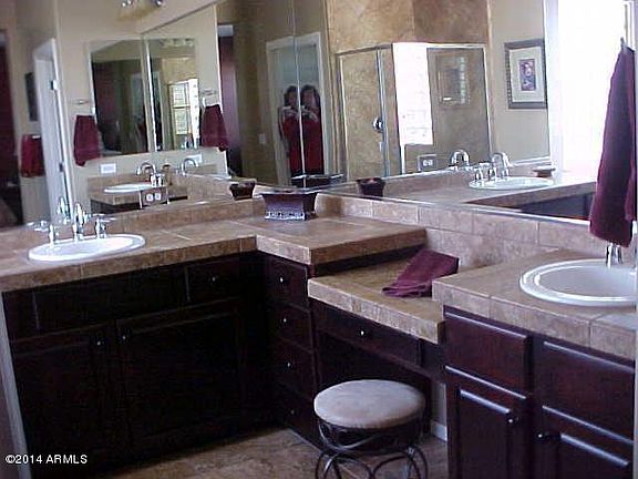 3rd image of 1067 W Dawn Dr
