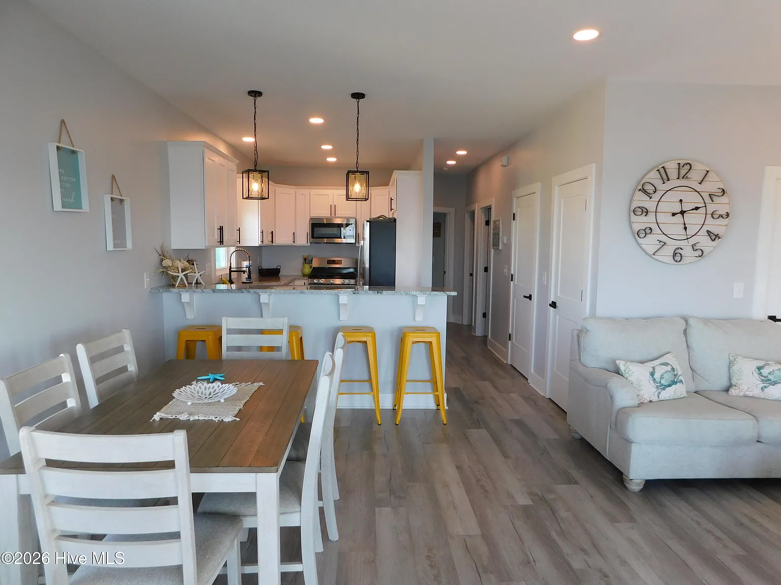 2 bed, 1.0 bath, $2,500 — Photo 4