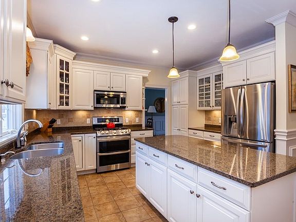 4th image of 215 Harvest Ln