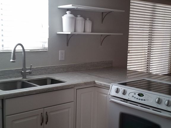 Updated kitchen w/ granite