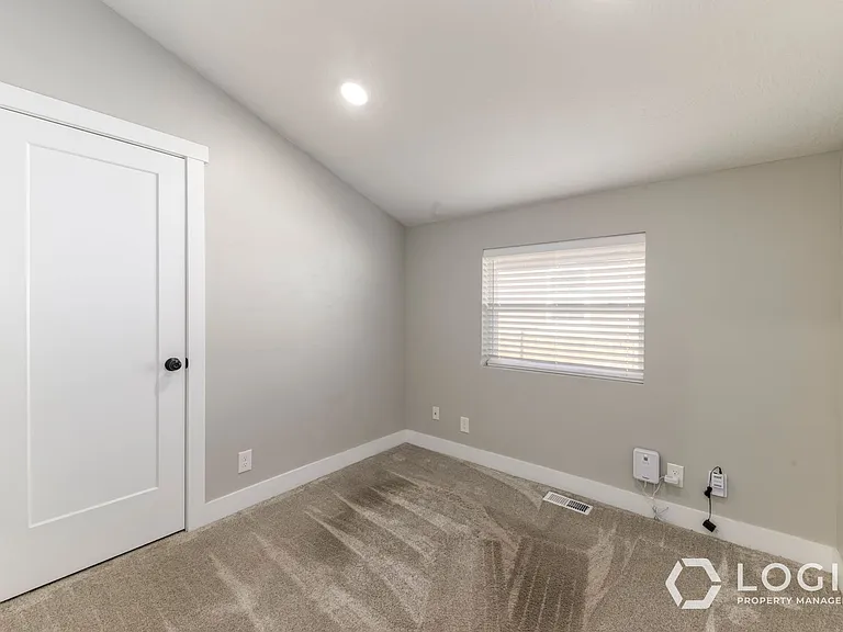935 W 200 N — Photo 12
