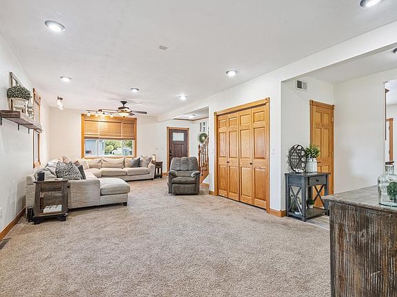 5th image of 828 2nd St NE