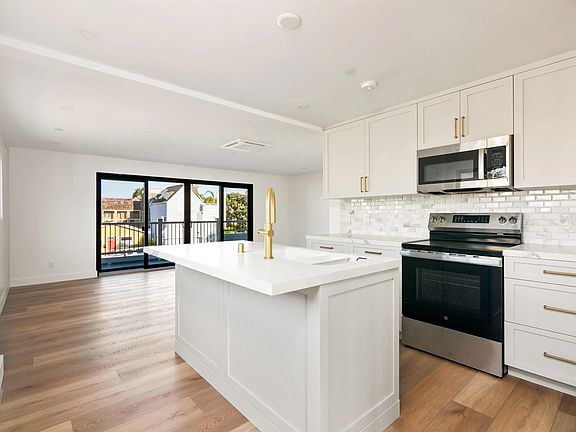 3rd image of 722 Nantasket Ct
