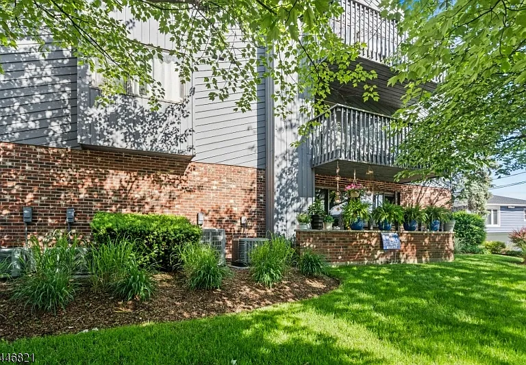 555 Riverside Ave #9 — Photo 3