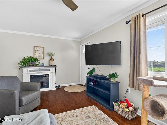 5th image of 114 Spring St