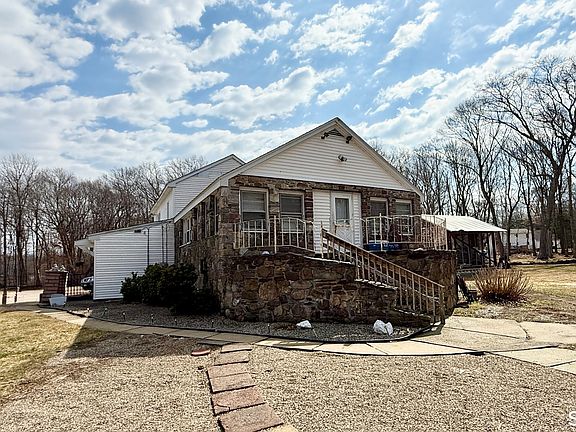 3rd image of 306 Chestnut Hill Road