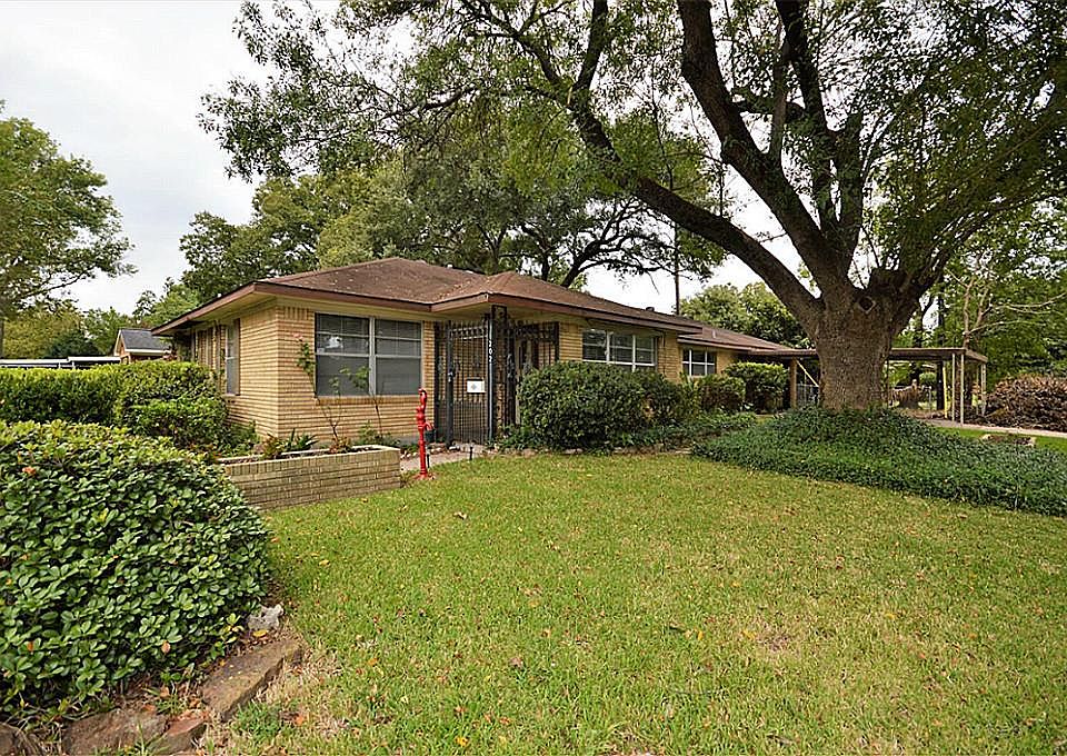 1st image of 202 W Riverwood Dr